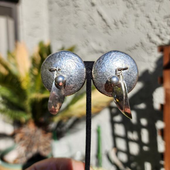 Vtg Susan Cummings Earrings Hammered Sterling Silver Dreamcatcher Feather Clips - Picture 6 of 13